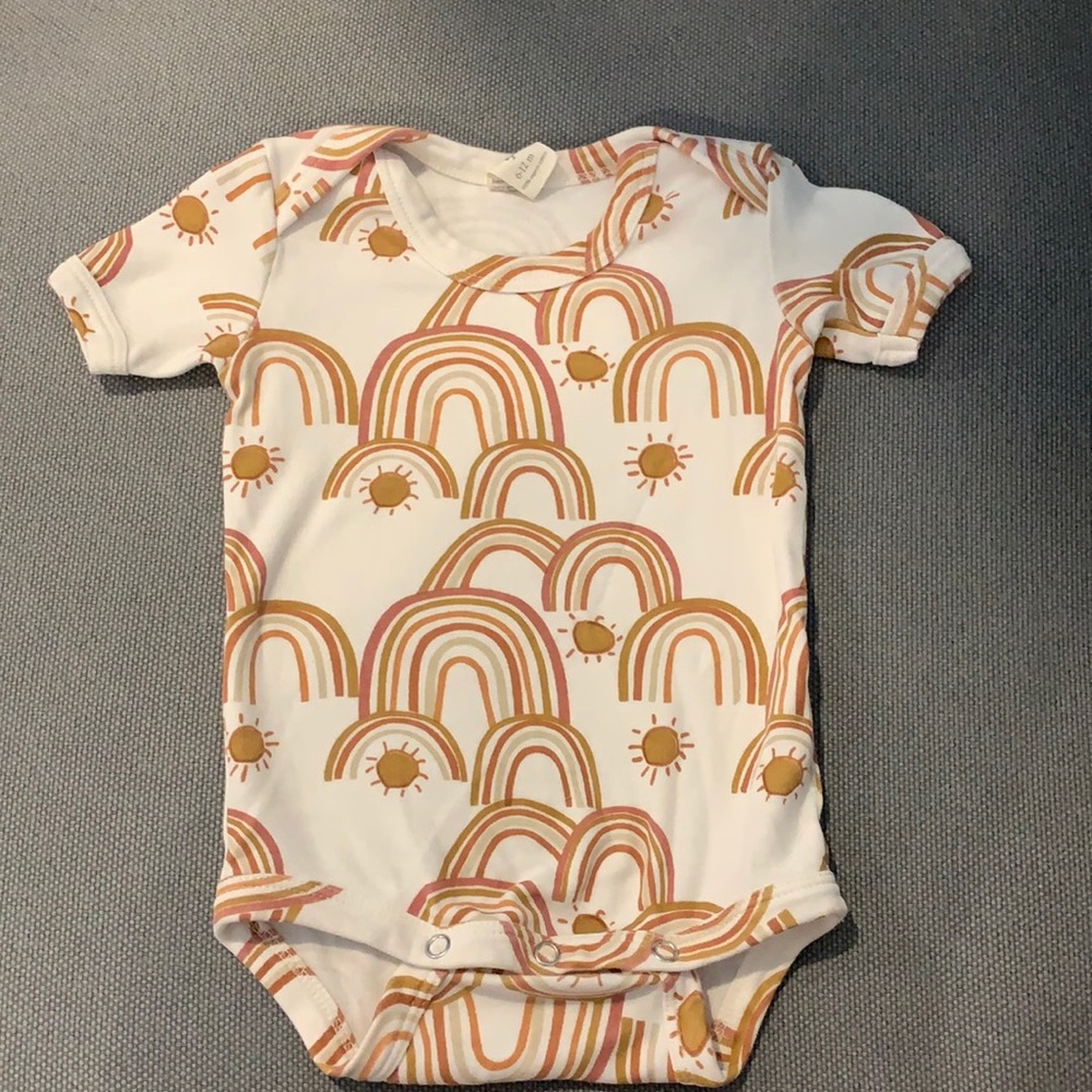 Kate quinn rainbow onesie size 6-12 months EUC
